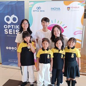 Ryan Lee Buntaram, Director Marketing OPTIK SEIS, perwakilan dari HOYA, BPK Penabur bersama peserta didik sebelum melakukan pemeriksaan mata gratis . (red) 