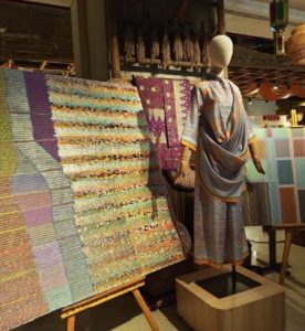 Dialog Lintas Generasi di Sarinah: Lukisan Surealis Kini Bisa Dikenakan.(Doc) 